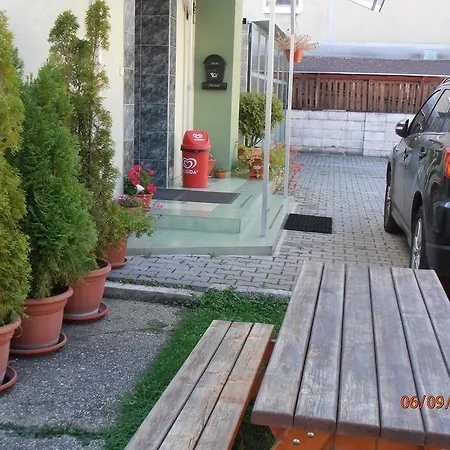 Konukevi Zeleny Dom *